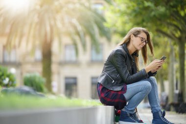 Akıllı telefon kullanan kadın