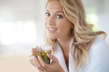 infüzyon içme bornoz kadında