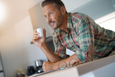  Olgun erkek kahve içme 