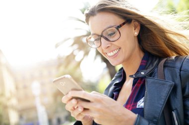  smartphone kullanarak kasabanın kızı