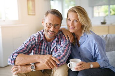  Çift evde dinleniyor.