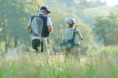  Baba ve oğul alanına yürüyor