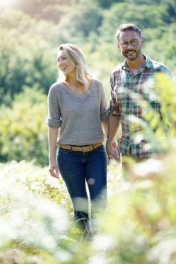 Kırsal kesimde güneşli günde yürüyüş mutlu olgun çift