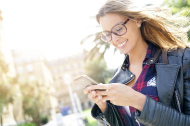  smartphone kullanarak kasabanın kızı