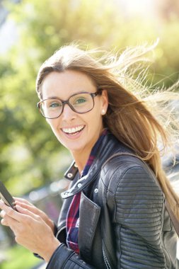  smartphone kullanarak kasabanın kızı