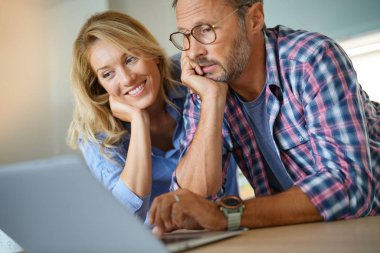  dizüstü bilgisayar ile bağlı çift