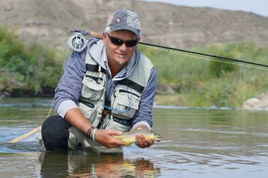 Kahverengi alabalık yakalamak balıkçı