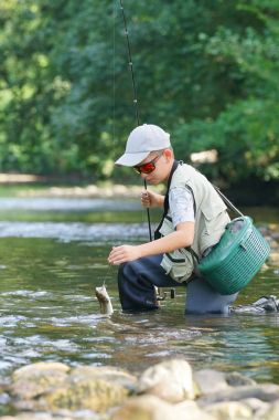 Çocuk alıcı Gökkuşağı alabalığı 