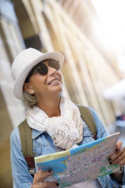 Avrupa şehirde seyahat kadın