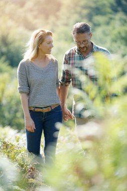 Kırsal kesimde güneşli günde yürüyüş mutlu olgun çift