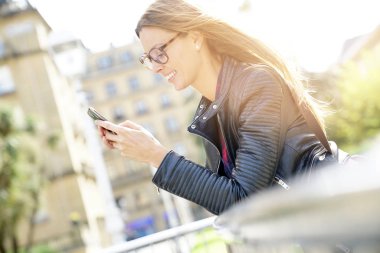  smartphone kullanarak kasabanın kızı