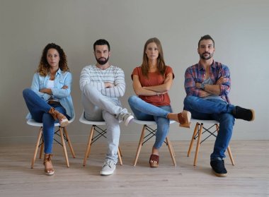 Bir grup genç insan oturuyor 