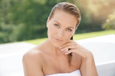 kadını küvetten almak