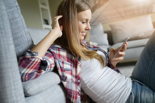 Kvinna med hjälp av smartphone — Stockfoto