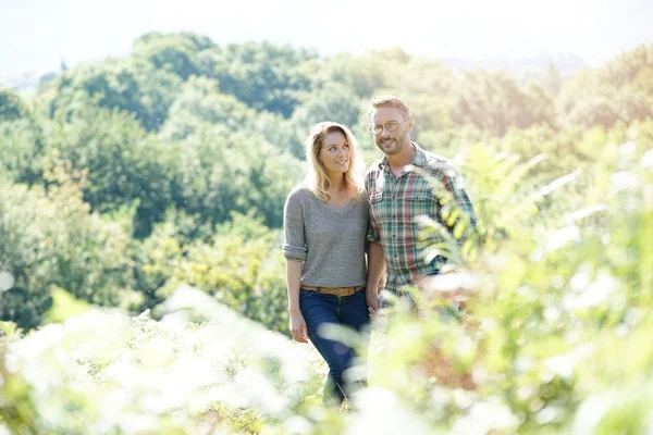 愉快的成熟夫妇在乡下漫步在晴朗的天 — 图库照片