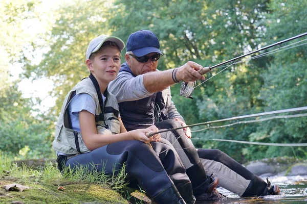 Père et fils ayant un temps paisible pêche — Photo