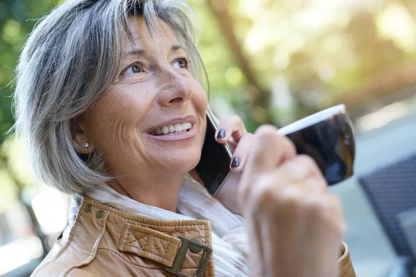 Ανώτερος γυναίκα μιλάει στο τηλέφωνο — Φωτογραφία Αρχείου