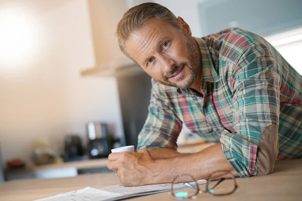 Mogen man dricka kaffe — Stockfoto