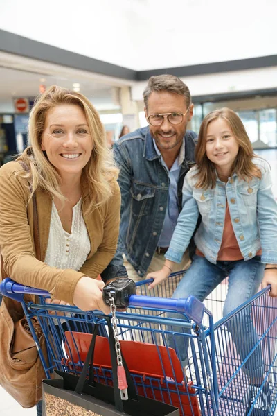 Amily andare al negozio di alimentari — Foto Stock