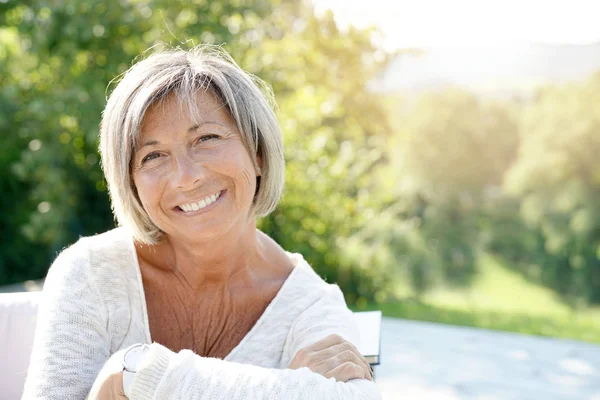 Retrato de mulher idosa alegre — Fotografia de Stock