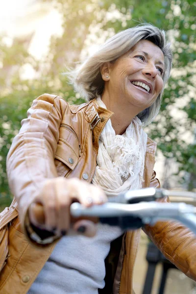 Старша жінка верхи на міському велосипеді — стокове фото