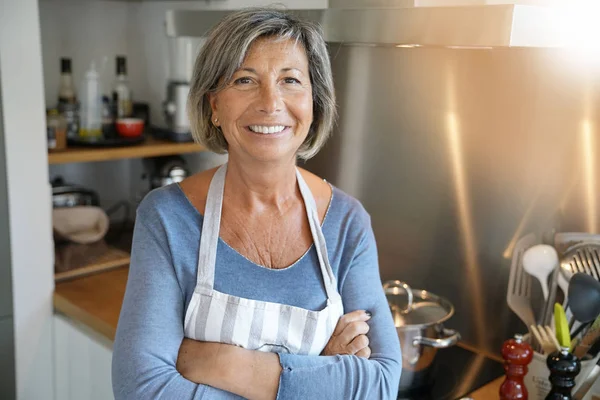 Χαρούμενη Ηλικιωμένη Γυναίκα Στέκεται Δίπλα Στο Φούρνο Στην Κουζίνα — Φωτογραφία Αρχείου