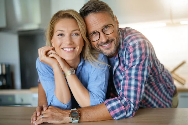 Casal de pé em casa cozinha — Fotografia de Stock