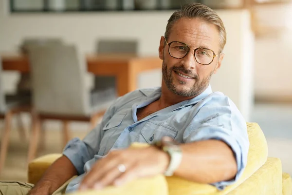 Homme avec des lunettes relaxant — Photo