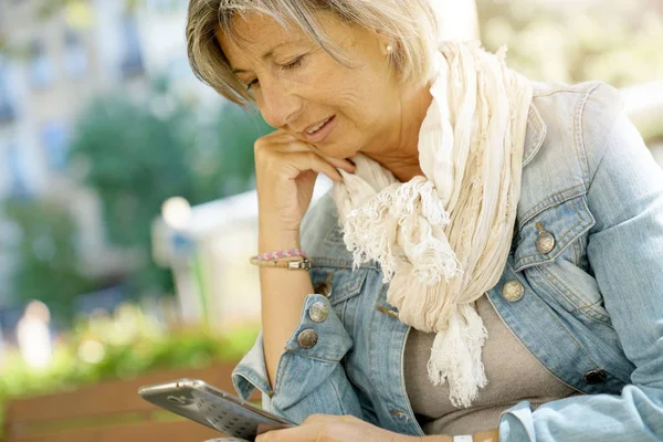 Senior mulher ler mensagem — Fotografia de Stock
