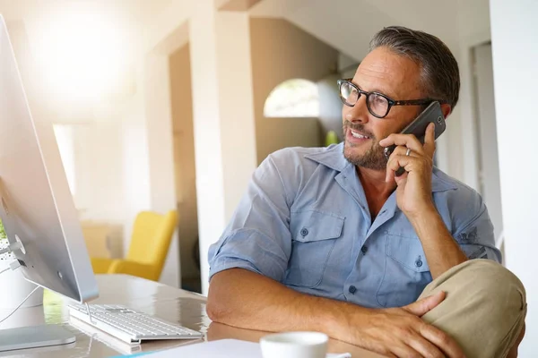 Homme Affaires Bureau Domicile Parlant Téléphone — Photo