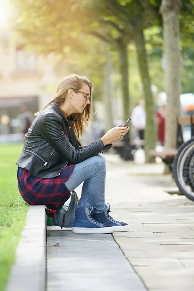 Wanita menggunakan smartphone — Stok Foto