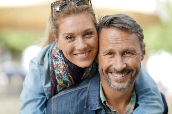 Man giving piggyback ride — Stock Photo, Image