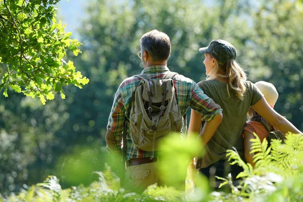 Familj på en vandring dag — Stockfoto