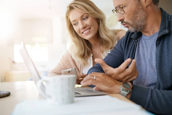 Couple at home working on laptop — Stock Photo, Image