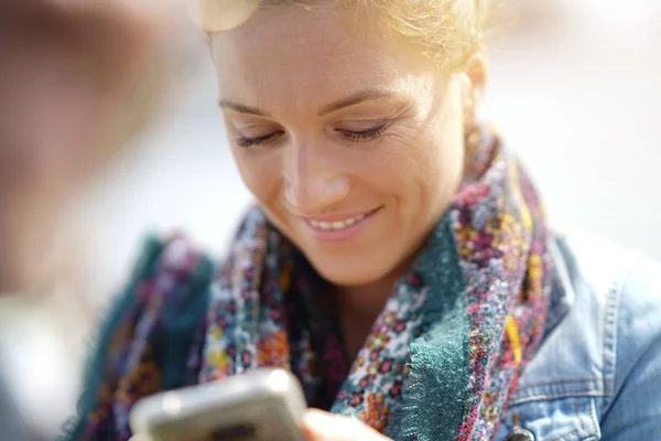 Blond woman using smartphone — Stock Photo, Image