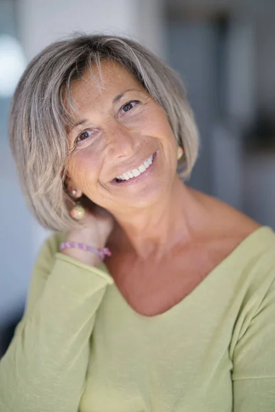 Portret Atrakcyjna Kobieta Senior Uśmiechający Się — Zdjęcie stockowe