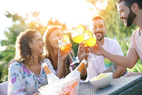 Vrienden juichen met zomer cocktails — Stockfoto