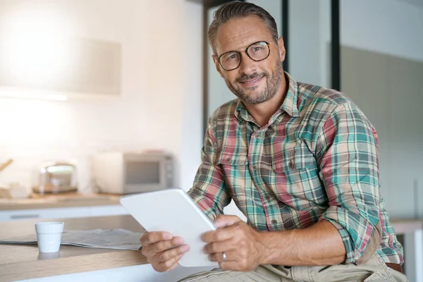 Mann nutzt digitales Tablet zu Hause — Stockfoto