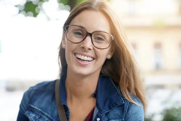 Brunett tjej med glasögon — Stockfoto