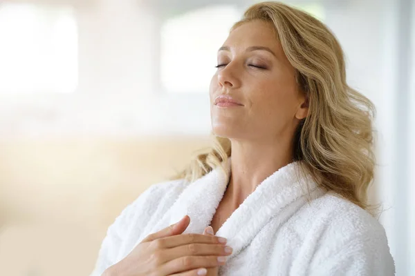 Woman relaxing in bath — Stock Photo, Image