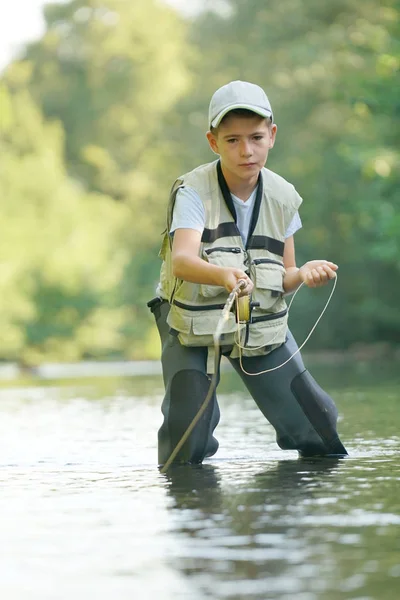 Ragazzo pesca a mosca nel fiume — Foto Stock