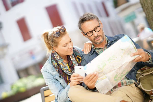 Turistas leitura de mapa da cidade — Fotografia de Stock