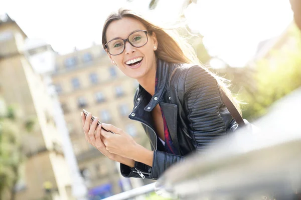 Girl in town using smartphone — Stock Photo, Image