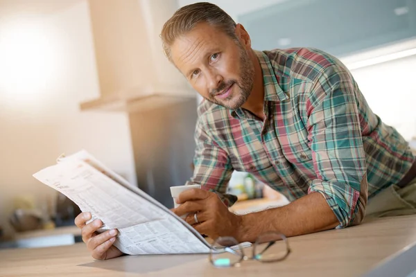 Älterer Mann trinkt Kaffee — Stockfoto