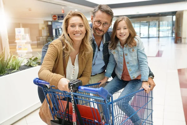 Ailemin markete gidiyor