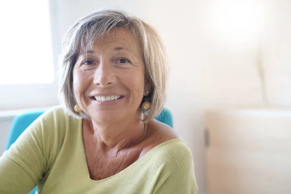 Vrouw thuis ontspannen in de leunstoel — Stockfoto