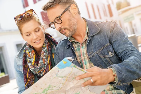 Toeristen lezen van de plattegrond van de stad — Stockfoto