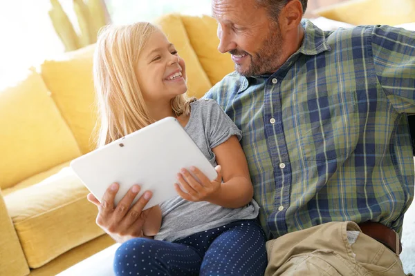 Ayah dengan gadis yang terhubung di tablet — Stok Foto