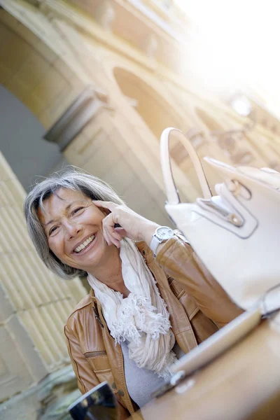 Donna anziana che parla al telefono — Foto Stock