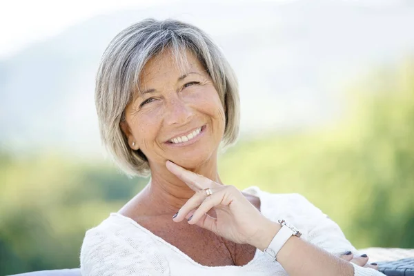 Portret van vrolijke senior vrouw — Stockfoto